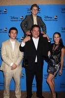 los angeles, 4 août - troy gentile, sean giambrone, jeff garlin, hayley orrantia arrive à la soirée abc été 2013 tca à l'hôtel beverly hilton le 4 août 2013 à beverly hills, ca photo