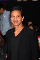 Los angeles, 12 mars - benjamin bratt arrive à la première des jeux de la faim au nokia theatre à la live le 12 mars 2012 à los angeles, ca photo