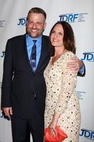 los angeles, 19 mai - stephen wallem, linda wallem arrive au 9e gala annuel de la jdrf à l'hôtel century plaza le 19 mai 2012 à century city, ca photo