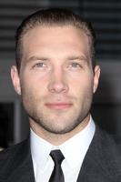 los angeles, 18 mars - jai courtney à la première de los angeles divergente au théâtre bruin le 18 mars 2014 à westwood, ca photo