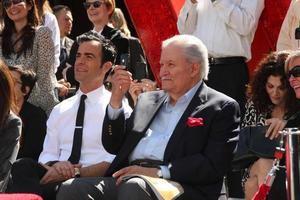 los angeles, 22 février, justin theroux, john aniston à la cérémonie des étoiles jennifer aniston hollywood walk of fame au w hollywood le 22 février 2012 à los angeles, ca photo