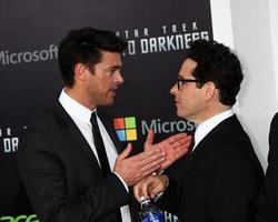 los angeles, 14 mai - karl urban, jj abrams arrive à la première de star trek into dark los angeles au dolby theatre le 14 mai 2013 à los angeles, ca photo