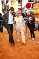 Los angeles, 19 février - betty white arrive à la première de lorax à l'amphithéâtre gibson le 19 février 2012 à los angeles, ca photo