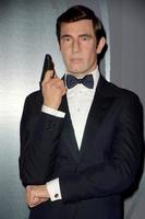 los angeles, 15 décembre - george lazenby wax figure au madame tussauds hollywood révèle les six james bonds en cire au tcl chinese theatre le 15 décembre 2015 à los angeles, ca photo