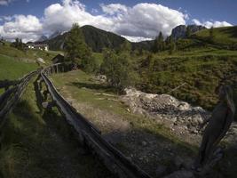 vallée du moulin à eau dans les dolomites longiaru vallée de la badia photo