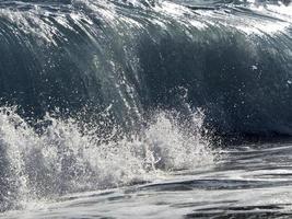 vague de la mer sur le rivage photo