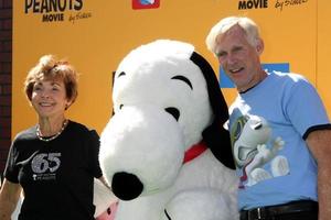 los angeles, nov 1 - jean schultz, snoopy, craig schulz à la première du film cacahuètes los angeles au théâtre du village le 1er novembre 2015 à westwood, ca photo