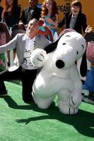 los angeles, nov 1 - steve martino, snoopy à la première du film cacahuètes los angeles au théâtre du village le 1er novembre 2015 à westwood, ca photo