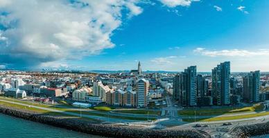 belle vue aérienne de reykjavik, islande. journée ensoleillée photo