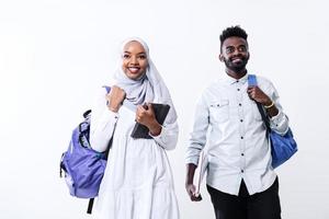 couple d'étudiants africains marchant photo