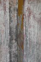 vieille porte en bois depuis plus de quatre-vingts ans au soleil et depuis longtemps elle se détériore avec le temps et la couleur se décolle du bois. photo