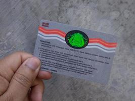 Surabaya, Jawa Timur, Indonésie, 2022 - un homme tenant une carte SIM avec son doigt photo