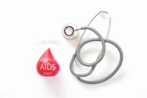 vue de dessus de l'équipement d'arrangement contexte médical concept de la journée mondiale du sida photo