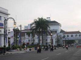bandung, ouest de java, indonésie, 2022 - vue du matin sur la rue asia afrika, bandung photo