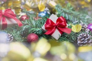 gros plan d'une boîte-cadeau artisanale avec ruban rouge sur une table en bois pour le fond de décoration de noël ou du nouvel an photo