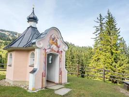 église en forêt photo