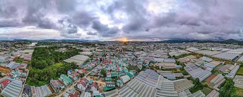 da lat city, vietnam - 15 juillet 2022 paysage dans la ville de da lat city, le vietnam est une destination touristique populaire. ville touristique du vietnam développé. photo