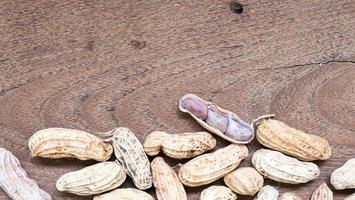 cacahuètes bouillies sur fond de table en bois. photo