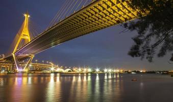 pont de bhumibol, pont de la rivière chao phraya. allumez les lumières de plusieurs couleurs la nuit. photo