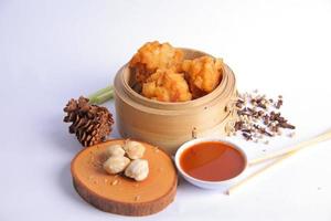 cuisine chinoise ekado avec une sauce délicieuse et épicée photo