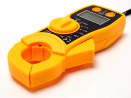 photo d'une pince multimètre numérique jaune utilisée pour mesurer le courant électrique, la tension et la résistance
