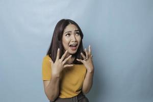 belle jeune femme pleurant se sentant très déprimée isolée par fond bleu criant fort photo