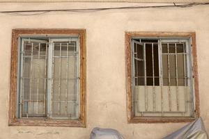 9 septembre 2019. une fenêtre sur la façade d'un immeuble résidentiel dans la ville de tel aviv en israël. photo