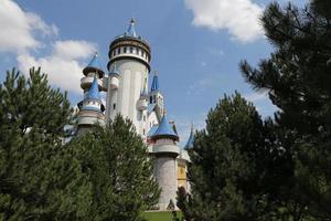 château de conte de fées dans le parc scientifique, artistique et culturel de sazova dans la ville d'eskisehir photo