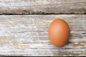 oeufs frais de la ferme isolés sur une table en bois. photo