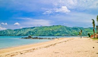 la beauté de la plage tropicale de mandalika, lombok, west nusa tenggara, indonésie photo