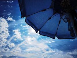 parasols sur la plage à la fin de l'été sur la côte ligurienne occidentale photo