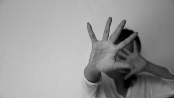 arrêter de blesser une femmepersonne a levé la main pour arrêter la violence, les abus sexuels, la traite des êtres humains, la violence domestique et le viol, journée internationale pour l'élimination de la violence à l'égard des femmes photo