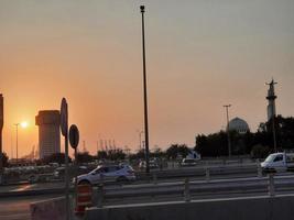 jeddah, arabie saoudite, sept 2022 - belle vue sur le coucher du soleil et les véhicules sur la route de balad, jeddah. Balad est le principal centre commercial de Jeddah, en Arabie saoudite. photo