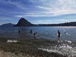 lugano, suisse - 23 juin 2019 - vue sur le paysage urbain de lugano depuis le lac plein de monde photo