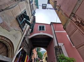 monterosso al mare, italie - 8 juin 2019 - le village pittoresque de cinque terre italie regorge de touristes photo