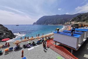 monterosso al mare, italie - 8 juin 2019 - le village pittoresque de cinque terre italie regorge de touristes photo