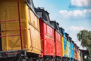 vieux moteur à vapeur fer train wagons colorés photo