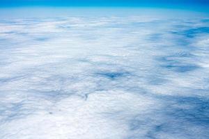 nuages dans le ciel avion photo