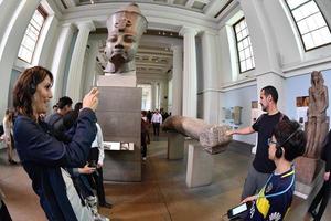 Londres, Angleterre - 15 juillet 2017 - British Museum plein de touristes photo