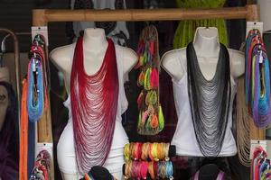 longs colliers femme dans un magasin photo