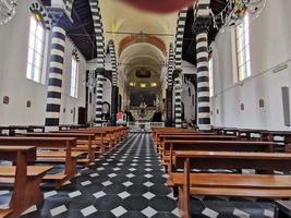 monterosso al mare, italie - 8 juin 2019 - village pittoresque de cinque terre italie ancienne église photo