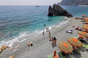 monterosso al mare, italie - 8 juin 2019 - le village pittoresque de cinque terre italie regorge de touristes photo