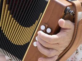 Mains jouant de l'accordéon français détail photo