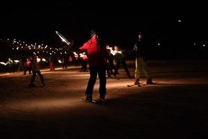 badia, italie - 31 décembre 2016 - procession aux flambeaux des skieurs traditionnels photo