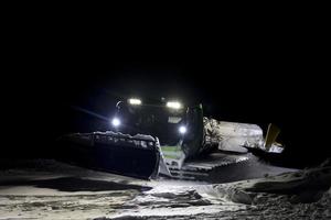 motoneige sur piste de ski la nuit photo