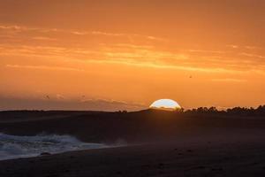 lever de soleil rouge sur la plage de patagonie photo