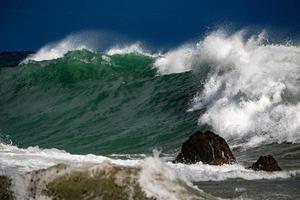 tsunami ouragan tropical sur la mer photo