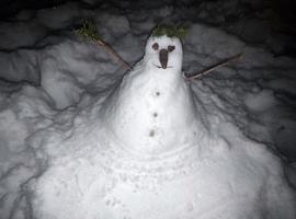 bonhomme de neige bonhomme de neige fait à la main la nuit photo