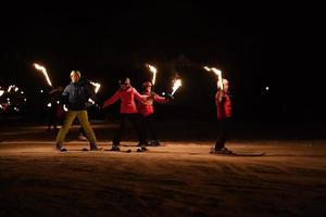 badia, italie - 31 décembre 2016 - procession aux flambeaux des skieurs traditionnels photo