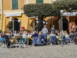 portofino, italie - 14 mars 2021 - village italien pittoresque bondé le dernier jour avant le verrouillage de covid photo